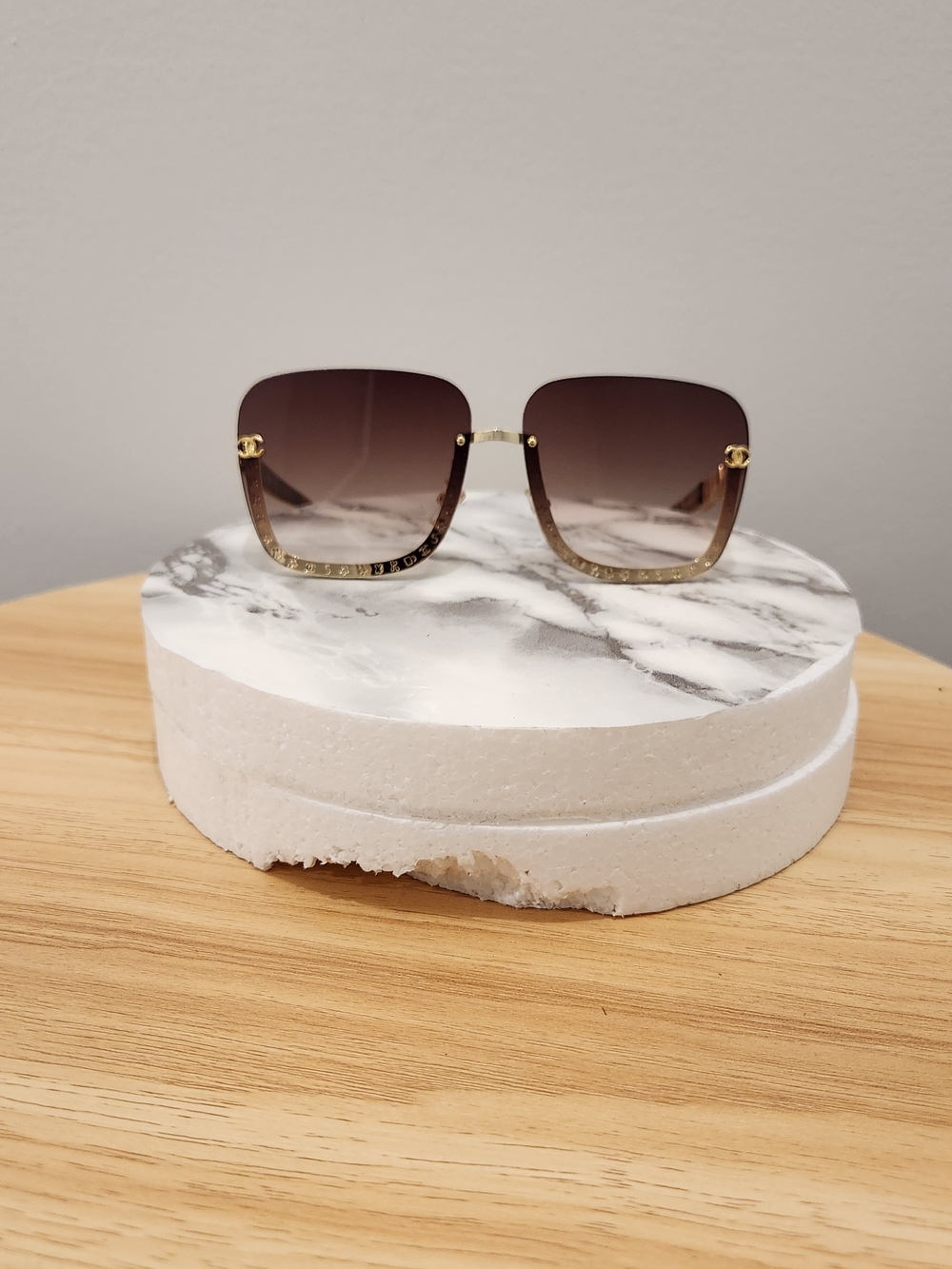 Elegant Gradient Brown Rimless Sunglasses with Gold Accents